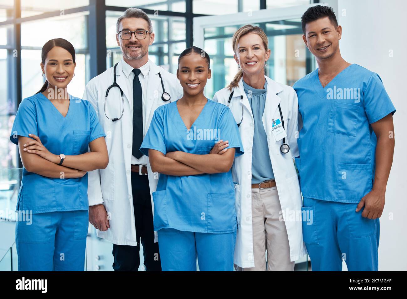 Glückliche Ärzte und Krankenschwester lächeln in einem Krankenhaus mit Unterstützung, Teamarbeit und Zusammenarbeit mit Vielfalt. Team von erfahrenen medizinischen Fachleuten lächelnd Stockfoto