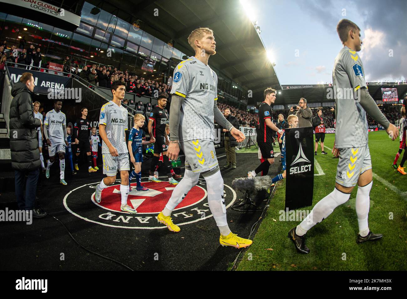 Herning, Dänemark. 16., Oktober 2022. Simon Makienok (13) und die Spieler von AC Horsens treten 3F in der MCH Arena in Herning in die Superliga zwischen dem FC Midtjylland und AC Horsens ein. (Foto: Gonzales Photo - Morten Kjaer). Stockfoto