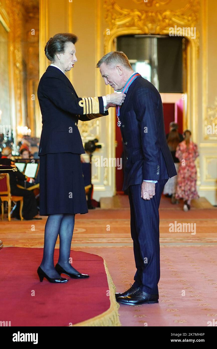 Daniel Craig wird von der Prinzessin Royal während einer Investiturzeremonie im Schloss Windsor zum Begleiter des Ordens von St. Michael und St. George gemacht. Bilddatum: Dienstag, 18. Oktober 2022. Stockfoto