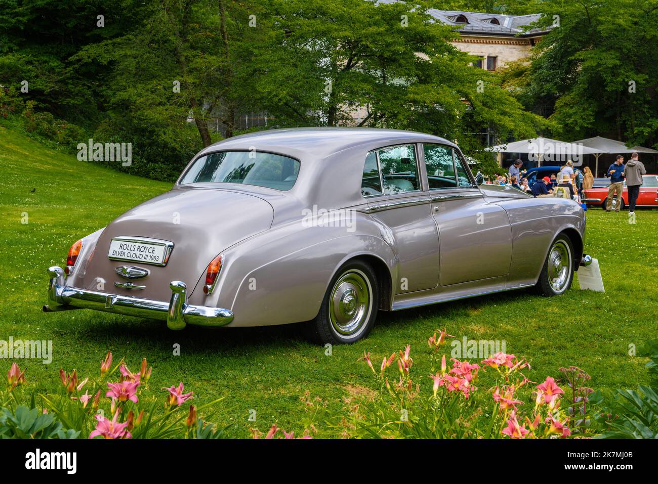 BADEN BADEN, DEUTSCHLAND - 2019. JULI: Silver Sand grey metallic ROLLS-ROYCE SILVER CLOUD 3 III Limousine 1963 1955 1966, Oldtimer-Treffen im Kurpark. Stockfoto