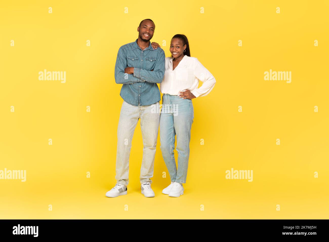 Glückliche Afroamerikanische Ehegatten, Die Auf Gelbem Hintergrund Posieren Stockfoto