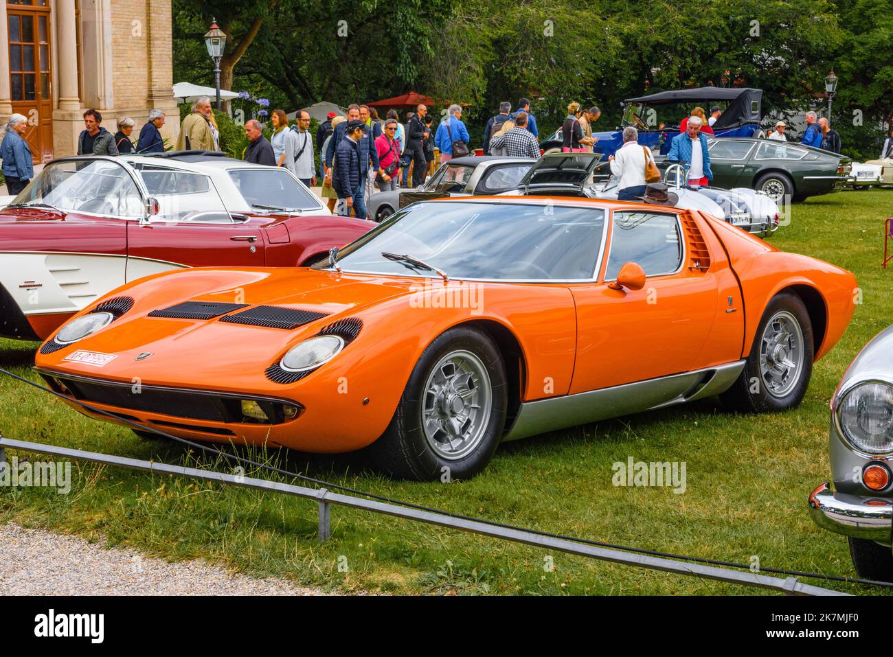 BADEN BADEN, DEUTSCHLAND - JULI 2019: Orange LAMBORGHINI MIURA P400 Sportwagen Coupé 1966 1973, Oldtimer-Treffen im Kurpark. Stockfoto