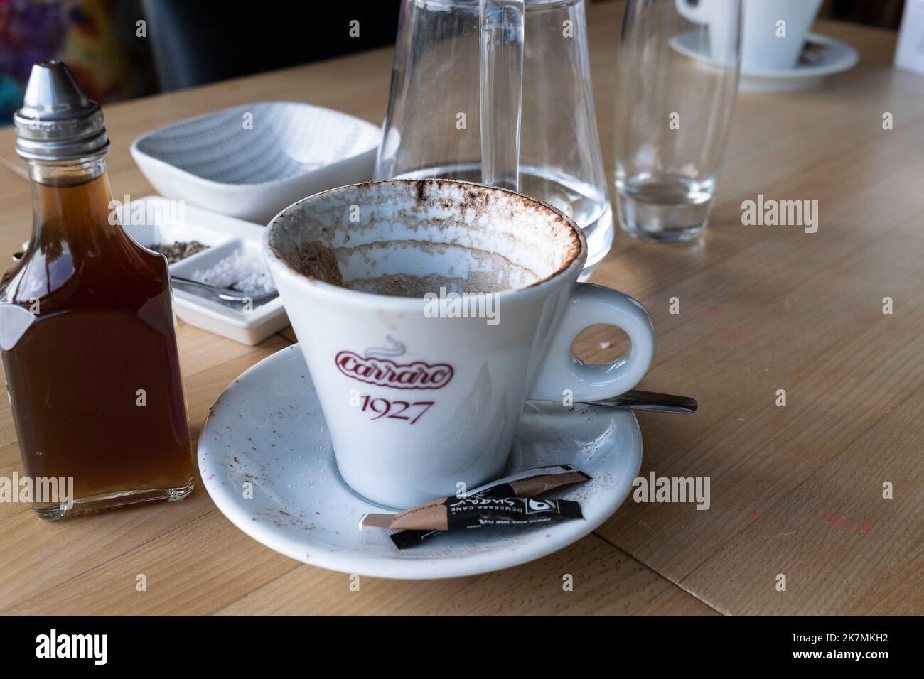 Eine gebrauchte leere Kaffeetasse auf einem Restaurantcafé-Tisch. Stockfoto