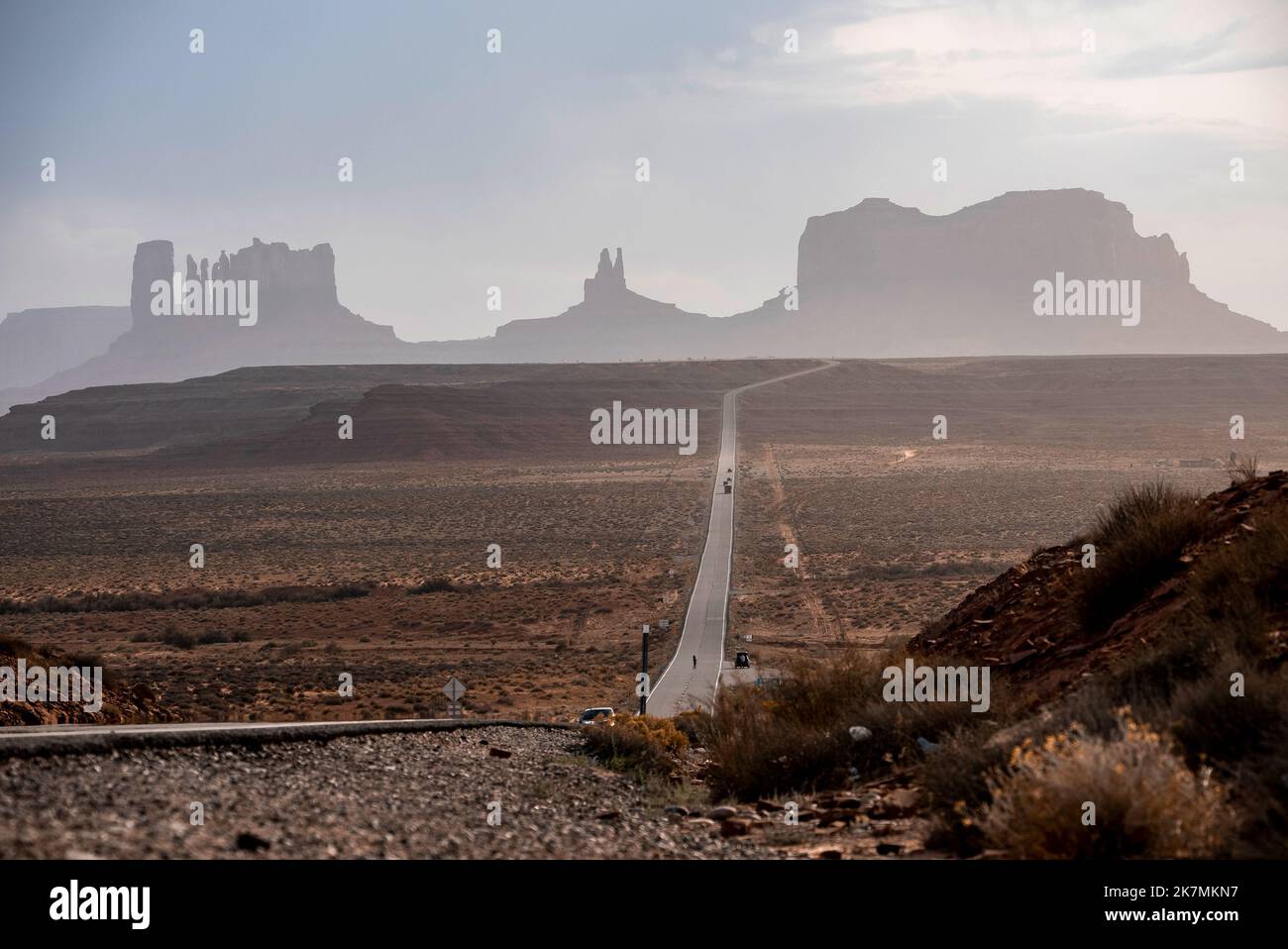 Atemberaubende Zeitrafferansicht der unendlichen Straße in der Nähe von Monument Valley, Arizona, USA. Stockfoto