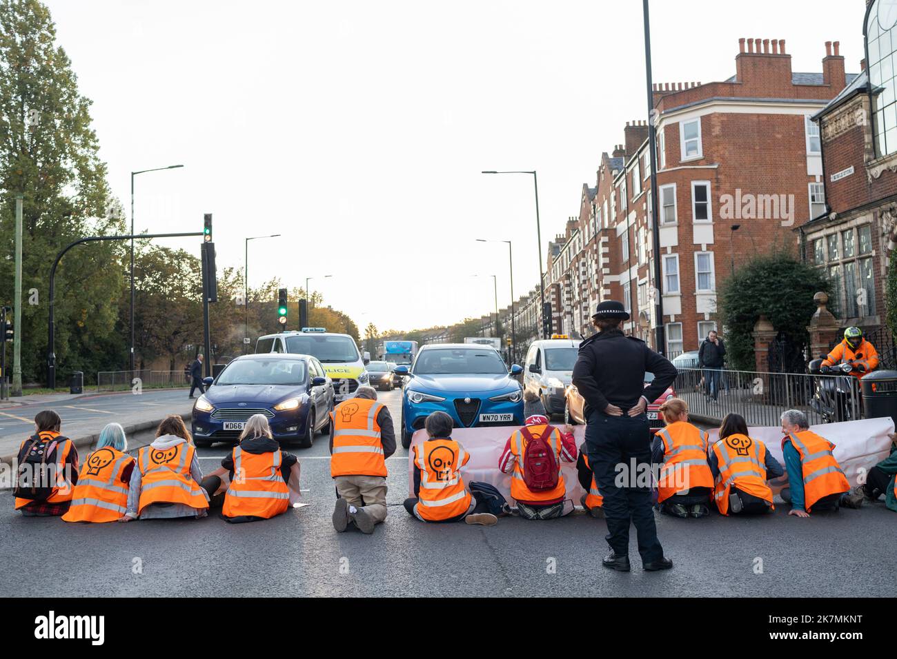 London, England, Großbritannien 18/10/2022 heute früh blockierten Just Stop Oil-Aktivisten die Kreuzung des Barons Court of the A4 in West London. Verärgerte Autofahrer konfrontierten sie und wurden später von der Polizei entfernt. London, England, Großbritannien Stockfoto