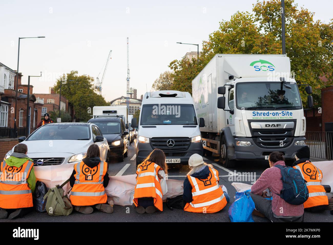 London, England, Großbritannien 18/10/2022 heute früh blockierten Just Stop Oil-Aktivisten die Kreuzung des Barons Court of the A4 in West London. Verärgerte Autofahrer konfrontierten sie und wurden später von der Polizei entfernt. London, England, Großbritannien Stockfoto