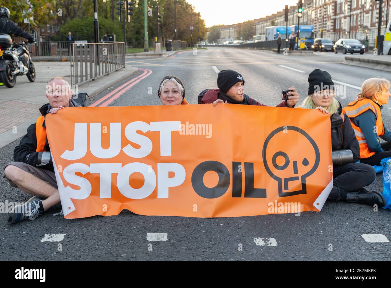 London, England, Großbritannien 18/10/2022 heute früh blockierten Just Stop Oil-Aktivisten die Kreuzung des Barons Court of the A4 in West London. Verärgerte Autofahrer konfrontierten sie und wurden später von der Polizei entfernt. London, England, Großbritannien Stockfoto