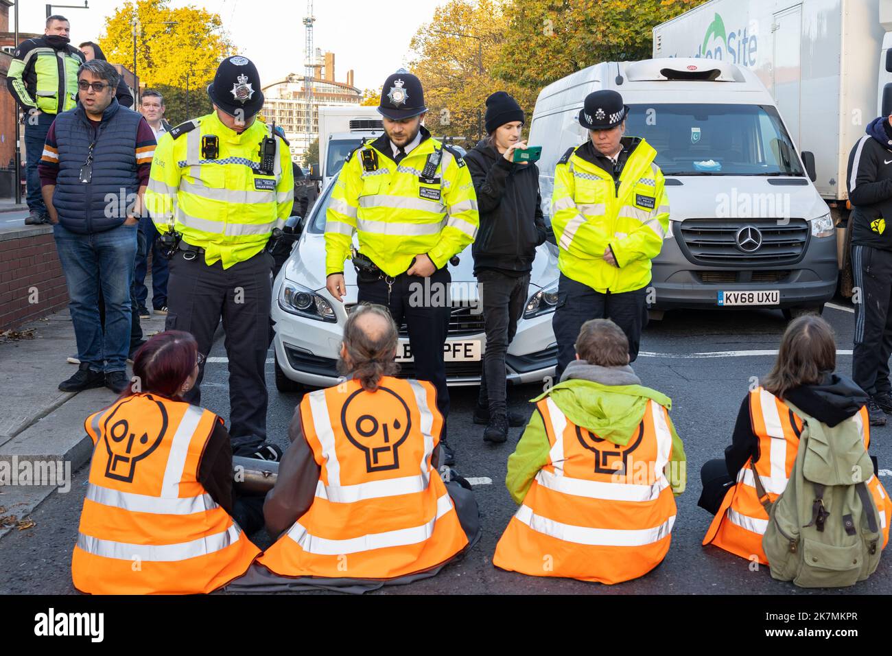 London, England, Großbritannien 18/10/2022 heute früh blockierten Just Stop Oil-Aktivisten die Kreuzung des Barons Court of the A4 in West London. Verärgerte Autofahrer konfrontierten sie und wurden später von der Polizei entfernt. London, England, Großbritannien Stockfoto