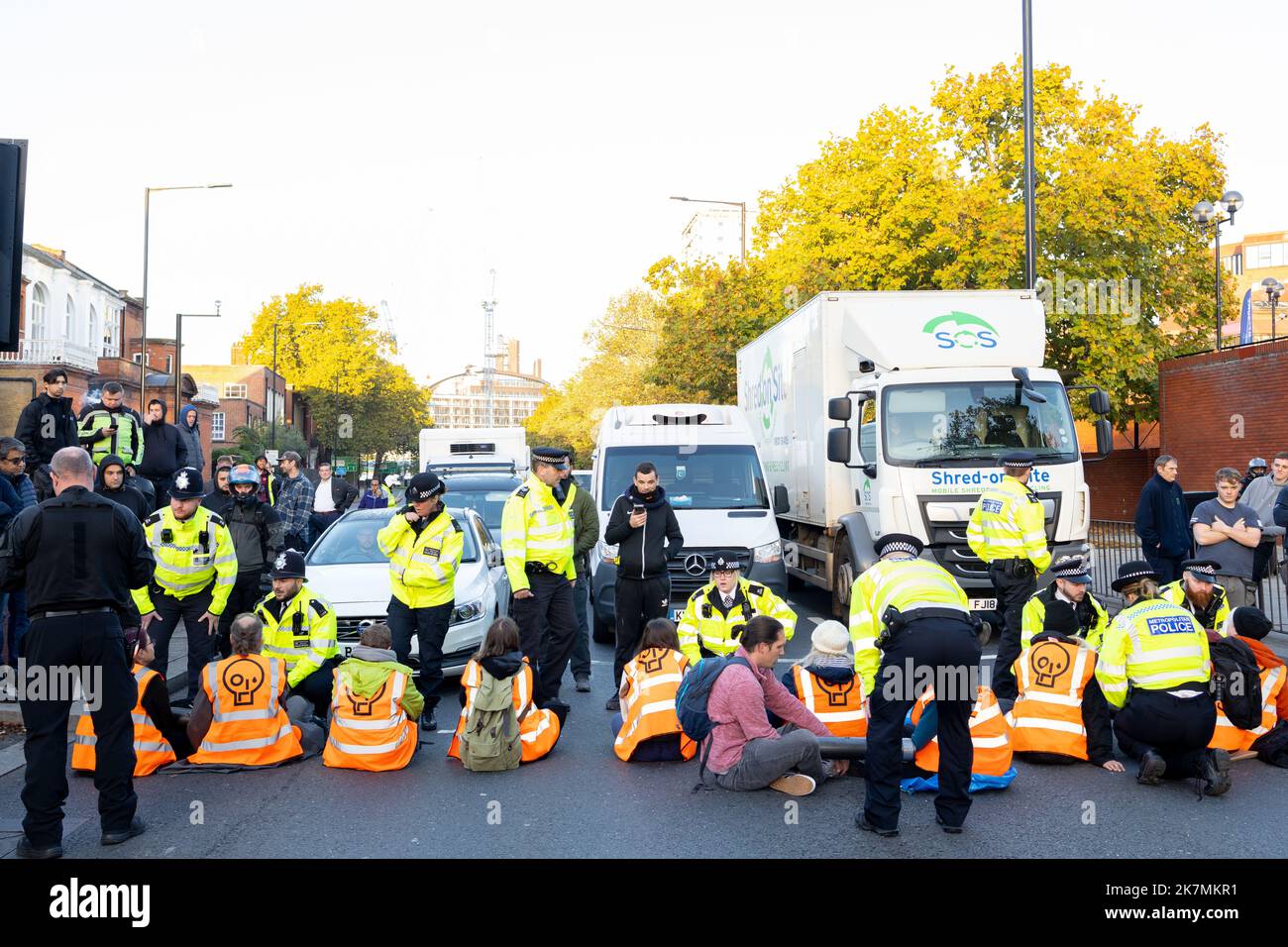 London, England, Großbritannien 18/10/2022 heute früh blockierten Just Stop Oil-Aktivisten die Kreuzung des Barons Court of the A4 in West London. Verärgerte Autofahrer konfrontierten sie und wurden später von der Polizei entfernt. London, England, Großbritannien Stockfoto