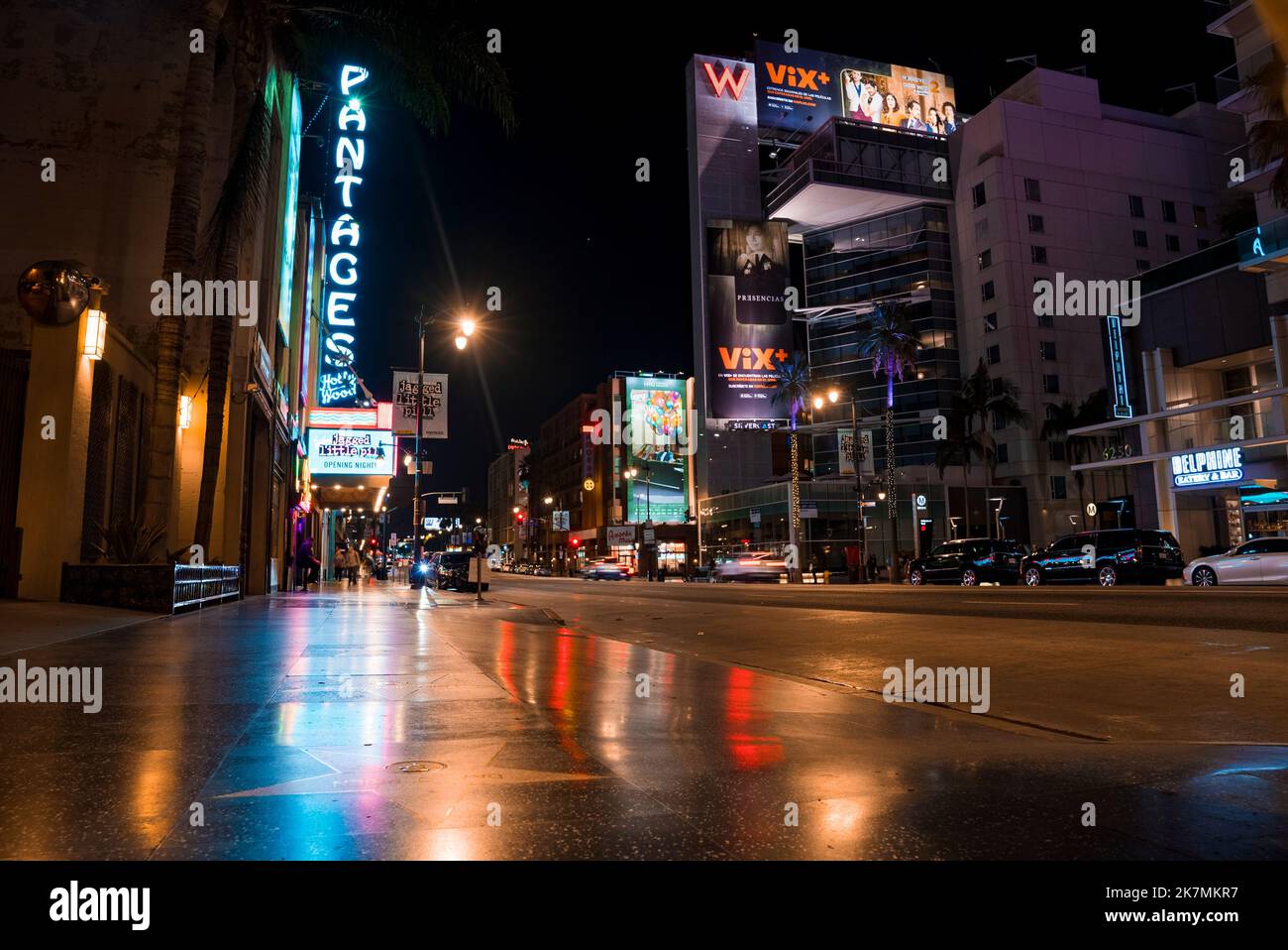 Hollywood Walk of Fame. Das Theaterviertel, eine berühmte Touristenattraktion bei Nacht. Stockfoto