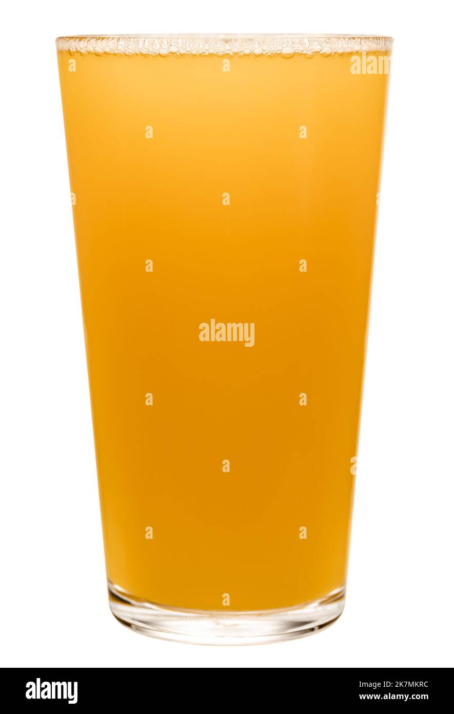 Full Shaker Pint Glas von dunstigen New England IPA (NEIPA) blass Ale Bier isoliert auf weißem Hintergrund Stockfoto