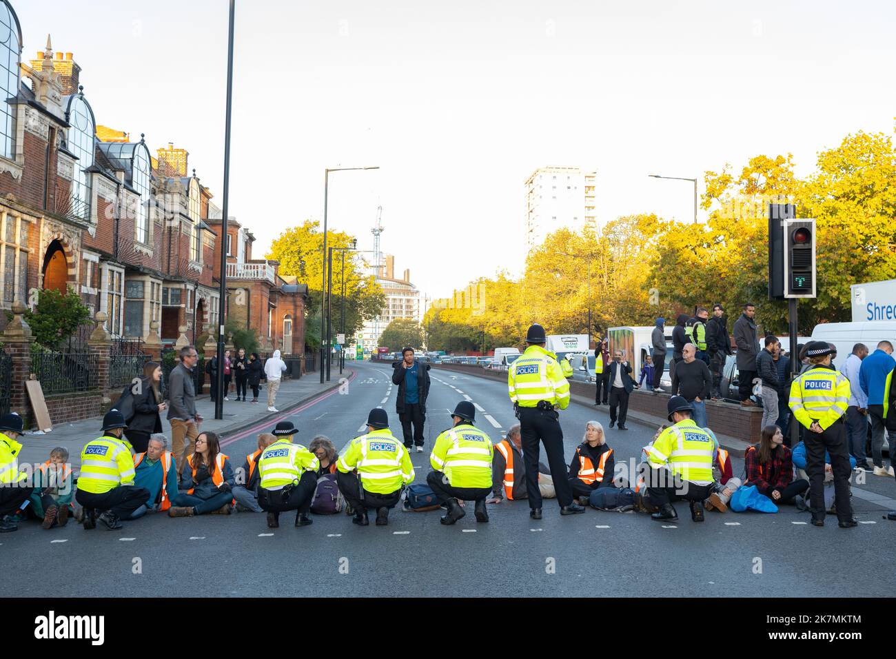 London, England, Großbritannien 18/10/2022 heute früh blockierten Just Stop Oil-Aktivisten die Kreuzung des Barons Court of the A4 in West London. Verärgerte Autofahrer konfrontierten sie und wurden später von der Polizei entfernt. London, England, Großbritannien Stockfoto