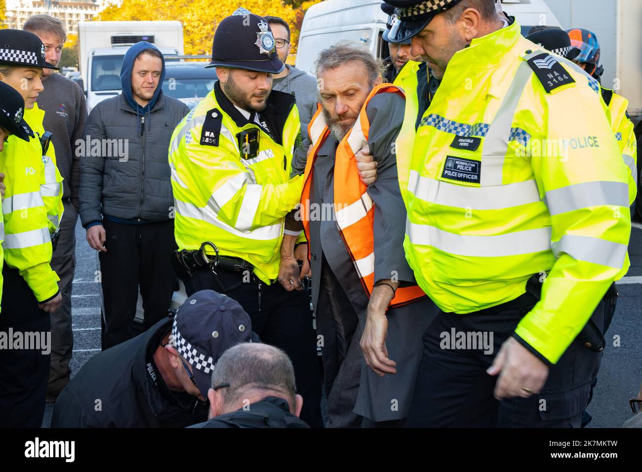 London, England, Großbritannien 18/10/2022 heute früh blockierten Just Stop Oil-Aktivisten die Kreuzung des Barons Court of the A4 in West London. Verärgerte Autofahrer konfrontierten sie und wurden später von der Polizei entfernt. London, England, Großbritannien Stockfoto