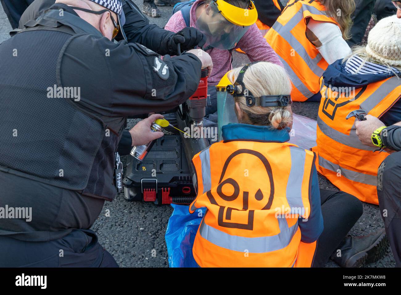 London, England, Großbritannien 18/10/2022 heute früh blockierten Just Stop Oil-Aktivisten die Kreuzung des Barons Court of the A4 in West London. Verärgerte Autofahrer konfrontierten sie und wurden später von der Polizei entfernt. London, England, Großbritannien Stockfoto