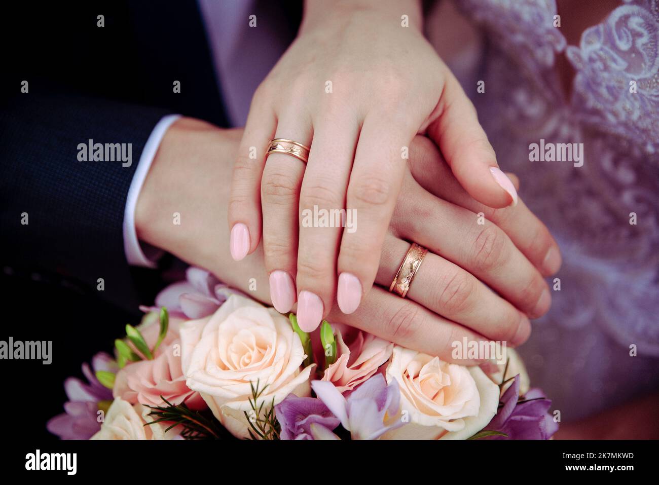 Bild von Mann und Frau mit Ehering.Junges Ehepaar hält Hände, Zeremonie Hochzeitstag. Vermählte die Hände des Paares mit Eheringen. Stockfoto