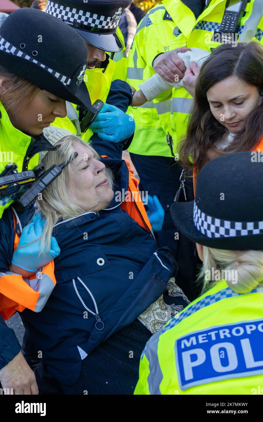 London, England, Großbritannien 18/10/2022 heute früh blockierten Just Stop Oil-Aktivisten die Kreuzung des Barons Court of the A4 in West London. Verärgerte Autofahrer konfrontierten sie und wurden später von der Polizei entfernt. London, England, Großbritannien Stockfoto