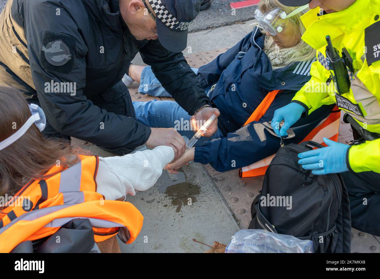 London, England, Großbritannien 18/10/2022 heute früh blockierten Just Stop Oil-Aktivisten die Kreuzung des Barons Court of the A4 in West London. Verärgerte Autofahrer konfrontierten sie und wurden später von der Polizei entfernt. London, England, Großbritannien Stockfoto