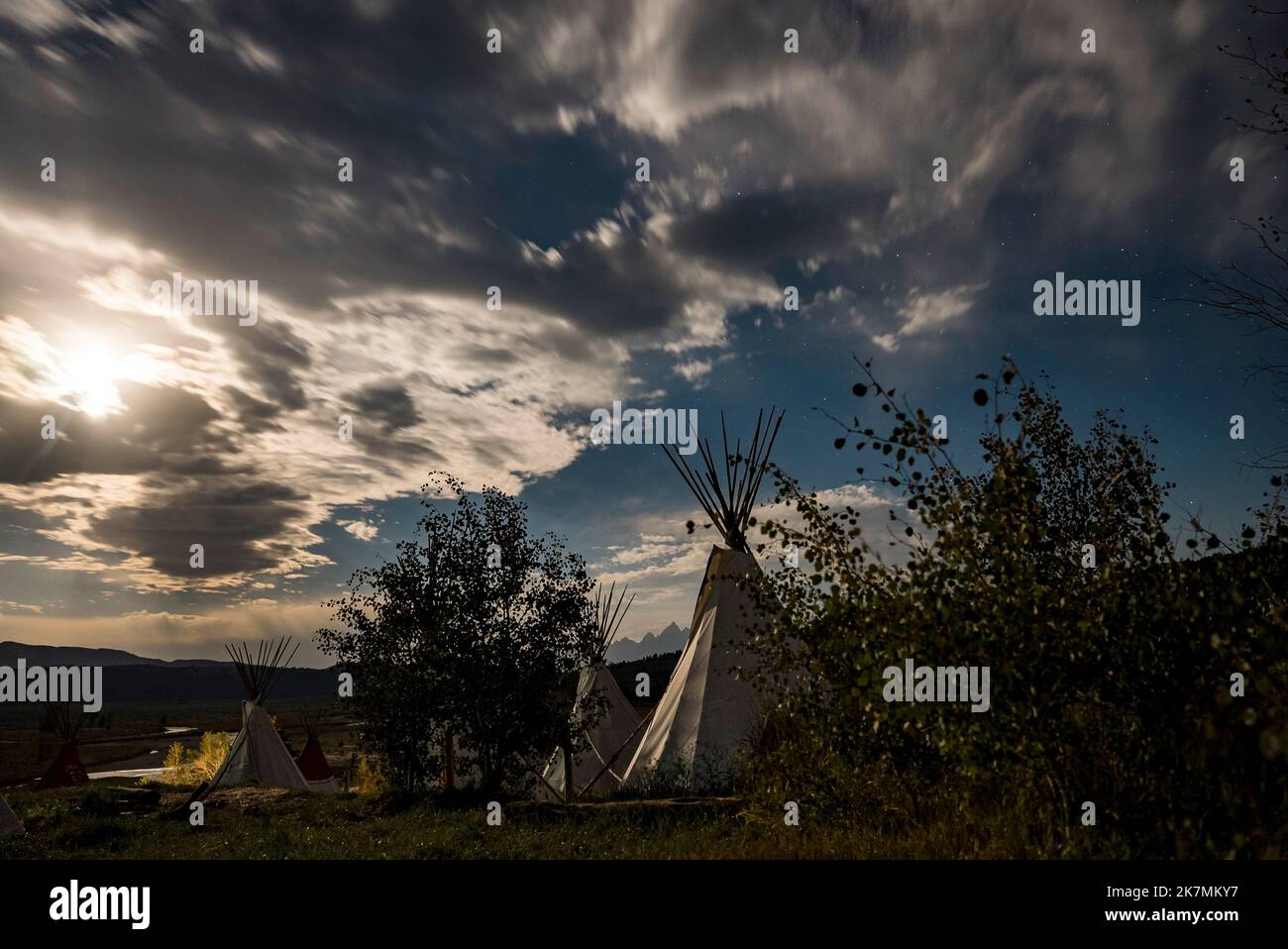 Kleine Jurten, die auf dem Feld unter dem Sternenhimmel stehen. Stockfoto