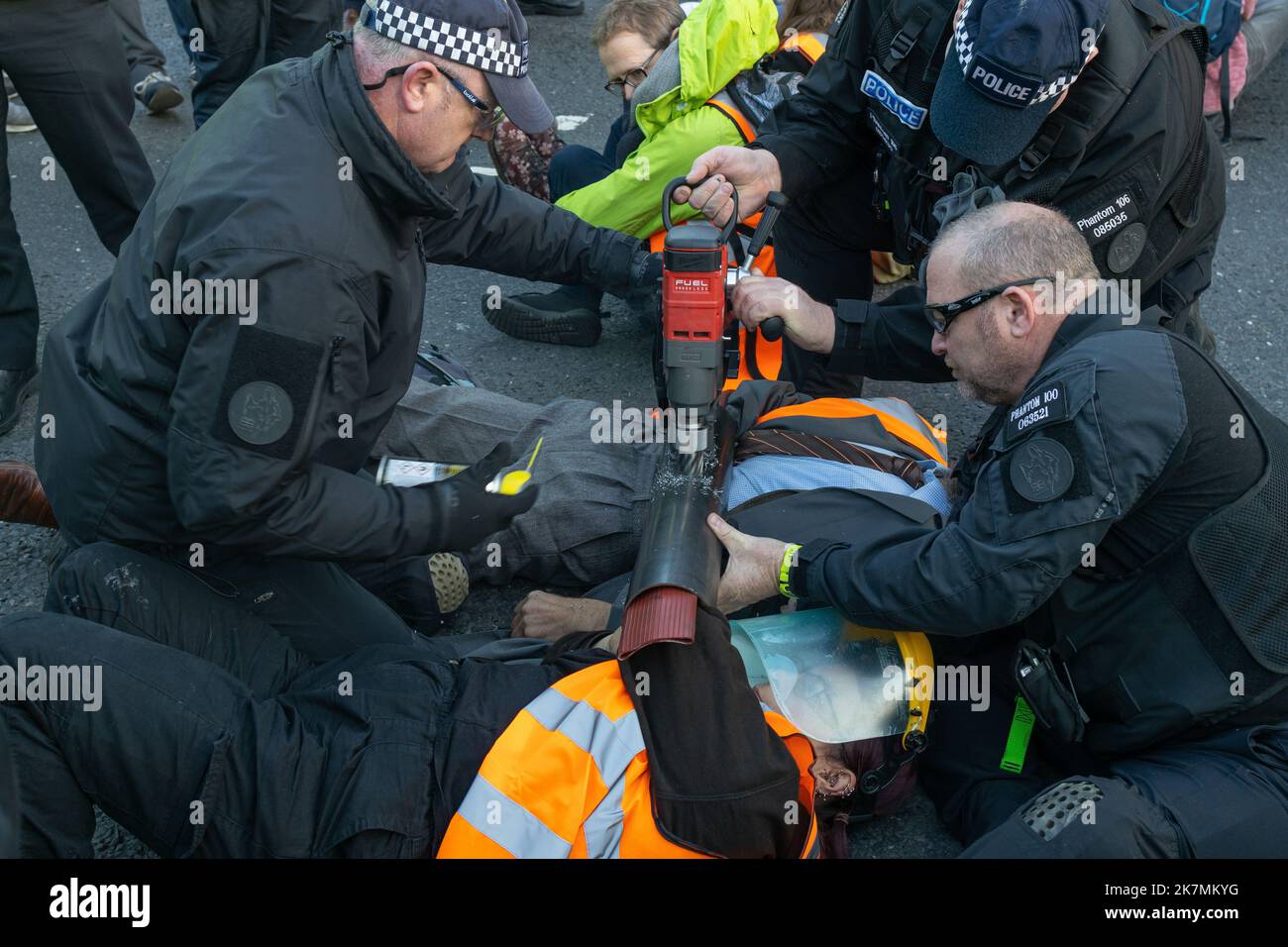 London, England, Großbritannien 18/10/2022 heute früh blockierten Just Stop Oil-Aktivisten die Kreuzung des Barons Court of the A4 in West London. Verärgerte Autofahrer konfrontierten sie und wurden später von der Polizei entfernt. London, England, Großbritannien Stockfoto