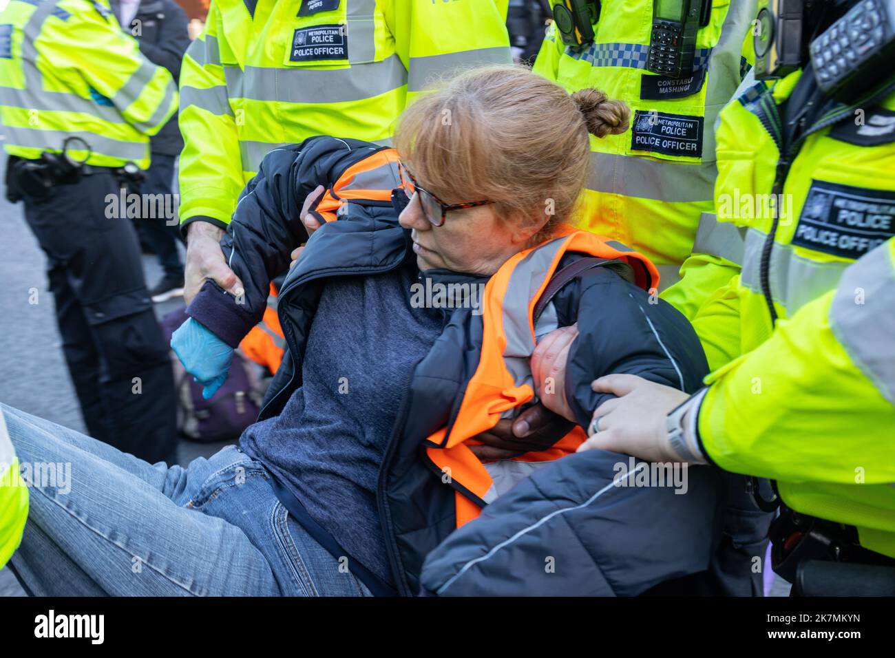 London, England, Großbritannien 18/10/2022 heute früh blockierten Just Stop Oil-Aktivisten die Kreuzung des Barons Court of the A4 in West London. Verärgerte Autofahrer konfrontierten sie und wurden später von der Polizei entfernt. London, England, Großbritannien Stockfoto