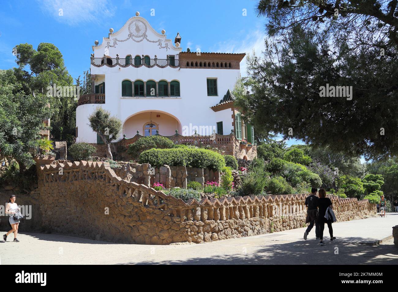 BARCELOBA, SPANIEN - 13. MAI 2017: Das Trias-Haus ist ein Jugendstil-Wohngebäude, das auf dem Gebiet des Park Güell errichtet wurde. Stockfoto