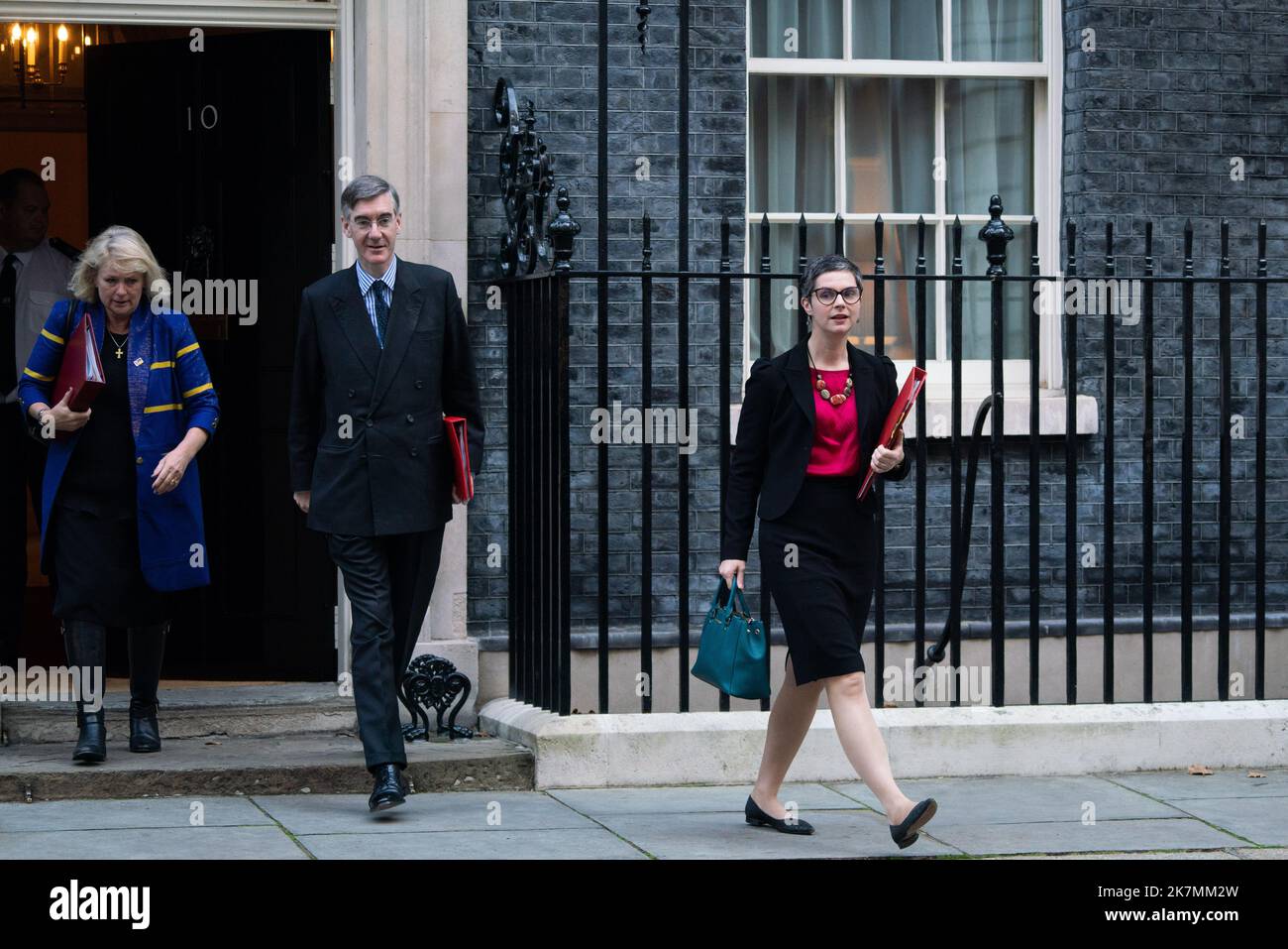 London, Großbritannien. 18 Oktober 2022 . Chloe Smith Staatssekretär für Arbeit und Pensionen, Jacob Rees-Mogg, Minister für Wirtschaft, Energie und Industriestrategie, Vicky Ford Minister für Entwicklung im Auswärtigen Amt, Commonwealth und Entwicklung, der die Downing Street 10 nach einem Kabinettstreffen verlässt. Premierministerin Liz Truss steht vor politischer Abnahme und kämpft nach dem Minibudget um die Wiedererlangung der Autorität. Kredit: amer ghazzal/Alamy Live Nachrichten Stockfoto