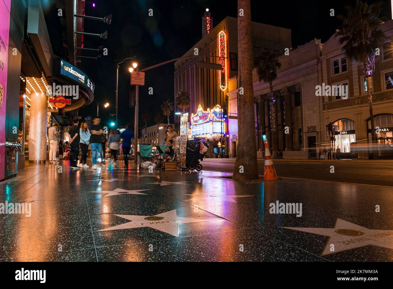Hollywood Walk of Fame. Das Theaterviertel, eine berühmte Touristenattraktion bei Nacht. Stockfoto