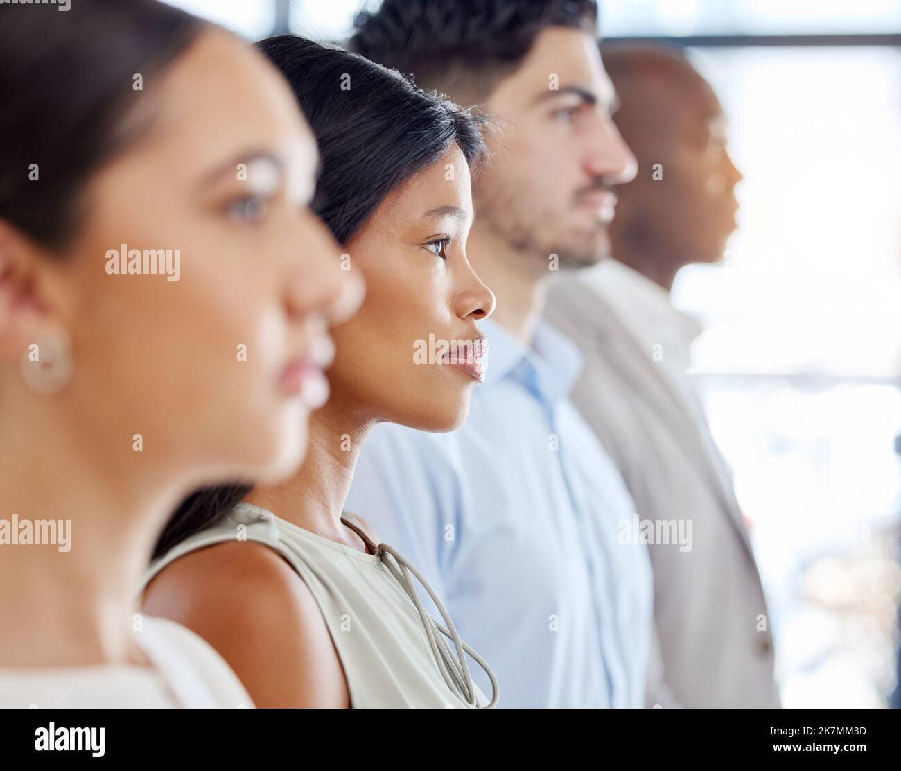 Profil, Team und Geschäftsfrau in Reihe oder Reihe im Büro stehend oder wartet auf Vorstellungsgespräch. Seitenansicht, Vielfalt und Gruppe, Mitarbeiter oder Menschen Stockfoto