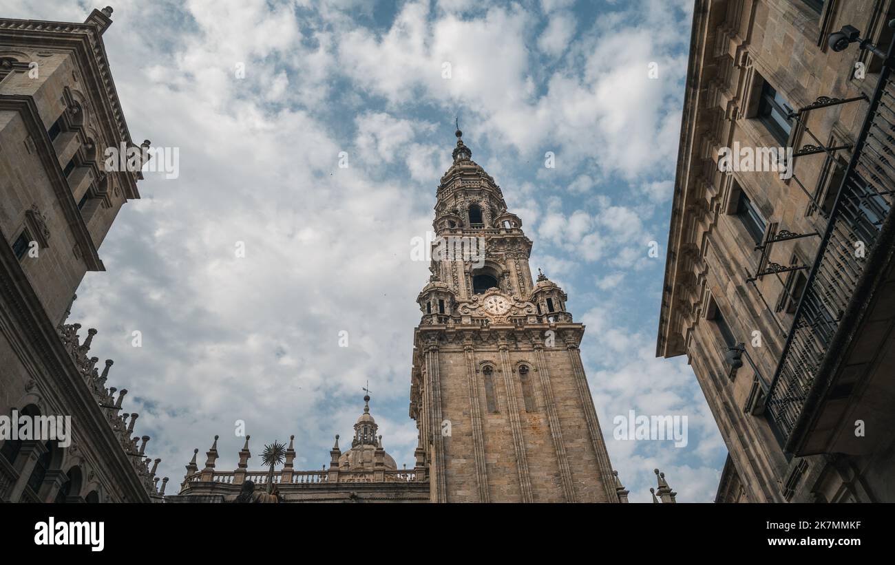 Kathedrale Santiago de Compostela ab Praza da Quintana de Vivos. Das letzte Ziel des Jakobsweges. Stockfoto