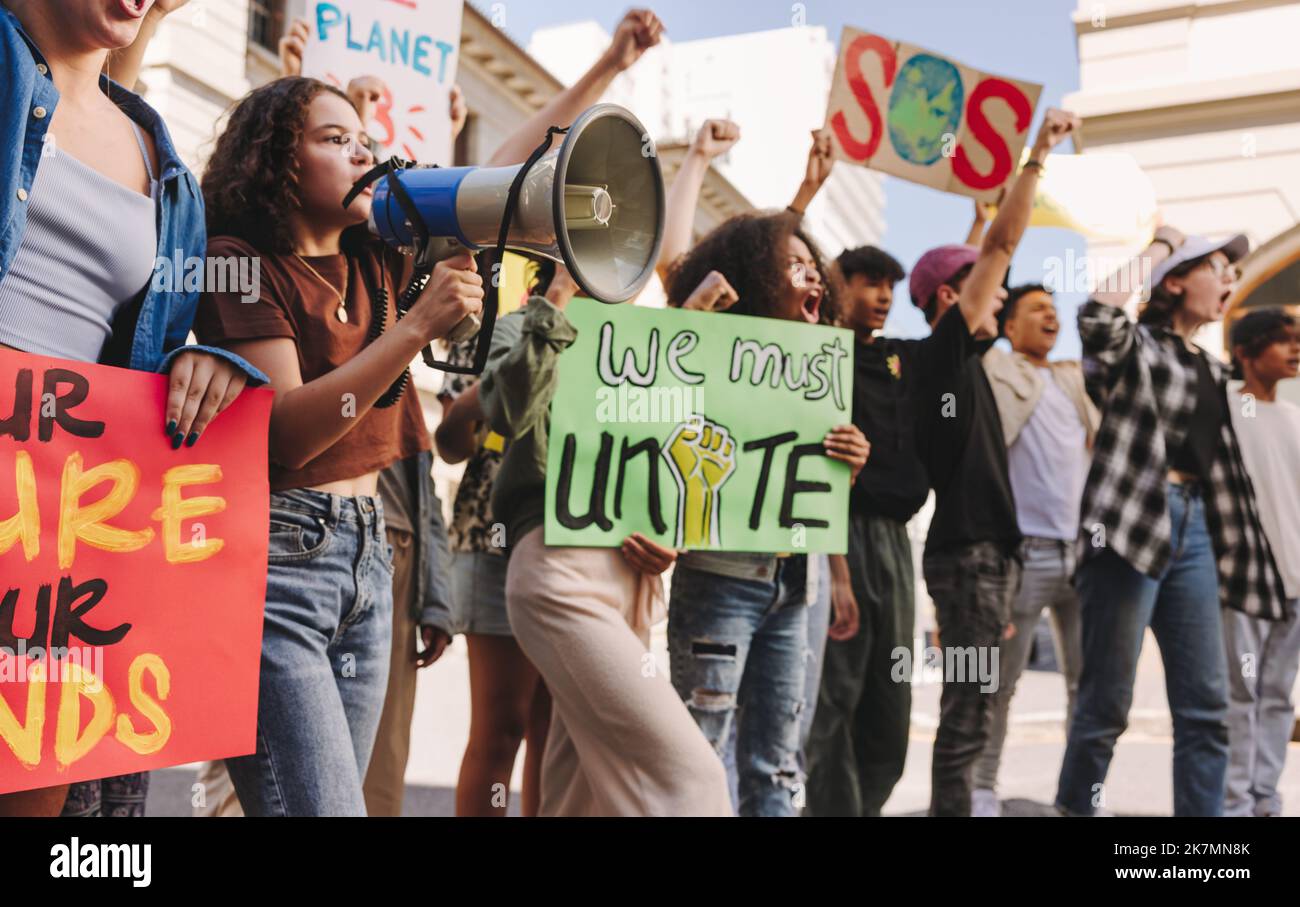 Jugenddemonstranten, die für Klimagerechtigkeit und ökologische Nachhaltigkeit kämpfen. Gruppe multikultureller Aktivisten, die gegen den Klimawandel protestieren Stockfoto
