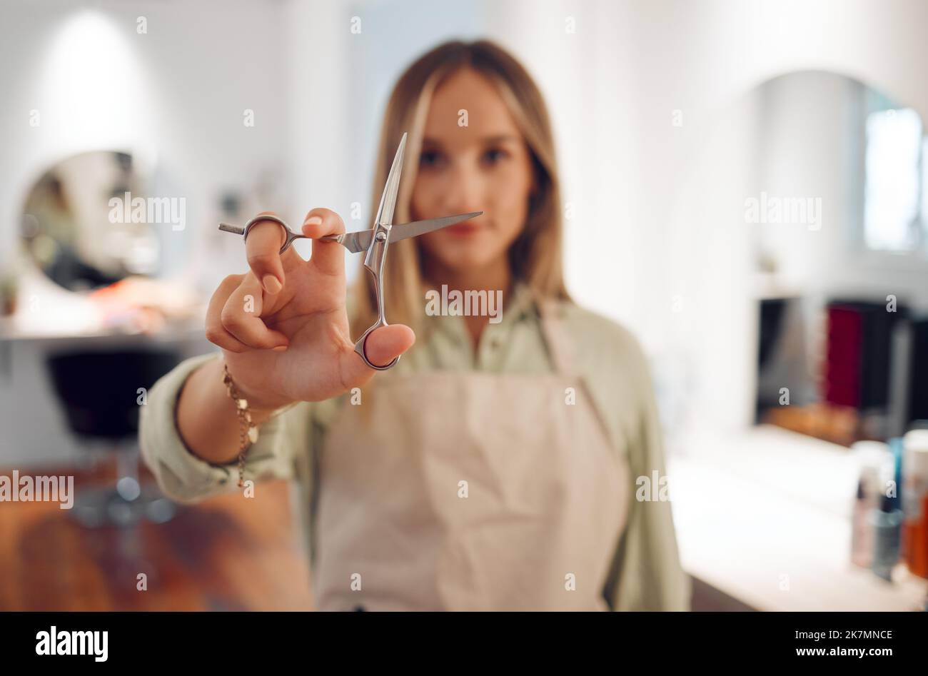 Friseur, Schere und Frau im Salon für Haare geschnitten werden, Stil und in Schönheitssalon mit Geräten für Unternehmen. Nahaufnahme, Kosmetikerin Unternehmer Stockfoto