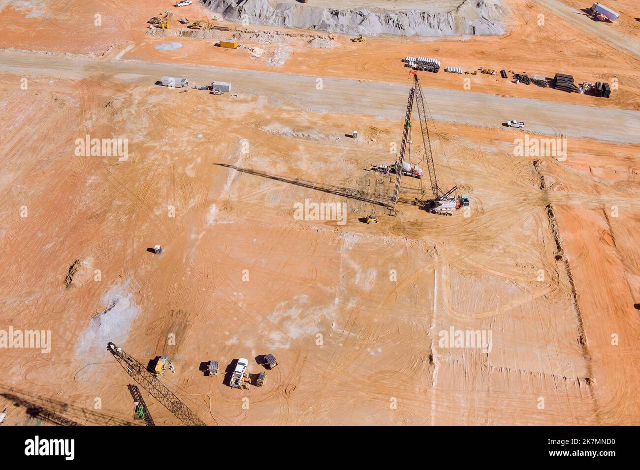 Die auf einem LKW montierte Pumpe wird während der Fundamentarbeiten auf der Baustelle verwendet, um Boden unter Säulen zu bohren, Beton unter Hochdruck-Schweißerde zu Pumpen Stockfoto