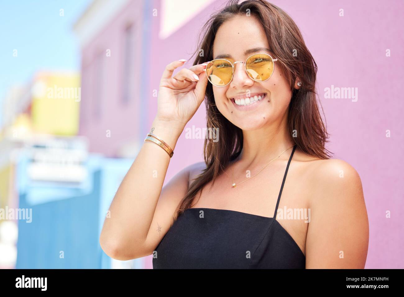 Mode, Schönheit und Brillen mit einer Frau in der Stadt an einem sonnigen Sommertag mit einem Lächeln. Stockfoto