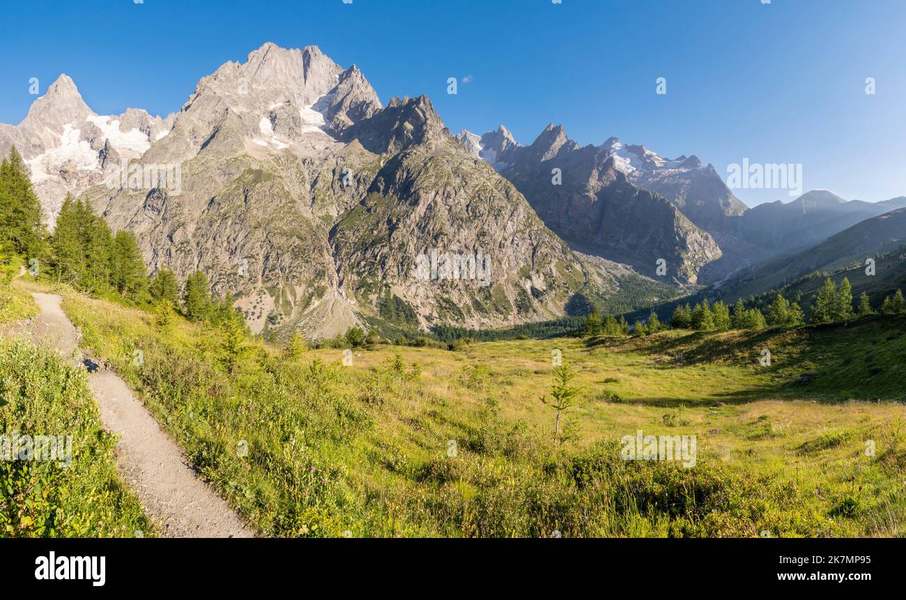 Das Val Ferret Tal in Italien und die Gipfel Aiguille de Leschaux, Les Courtes, Aiguille de Triolet und Mt. Dolent - Trekking Mont Blank. Stockfoto