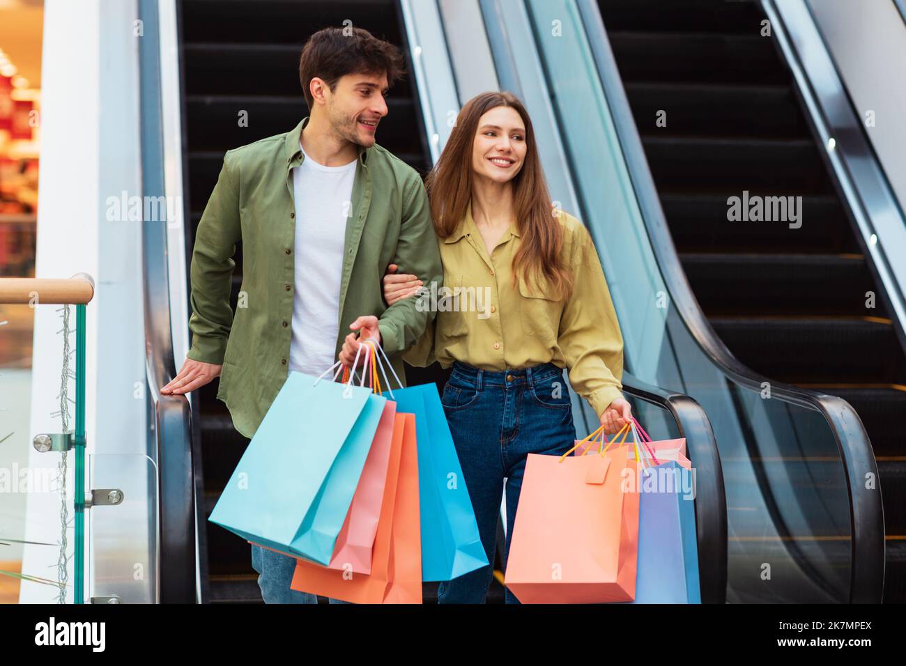 Glückliche Kunden Paar Shopping Tragen Einkaufstaschen Zu Fuß In Der Mall Stockfoto