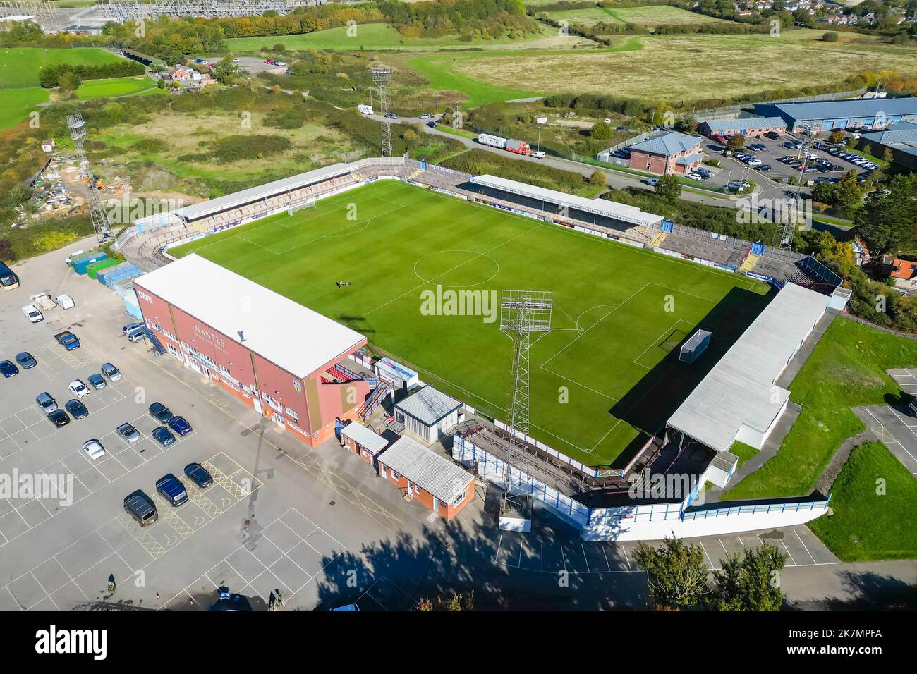 Weymouth, Dorset, Großbritannien. 18.. Oktober 2022. Allgemeiner Blick aus der Luft des Bob Lucas Stadium in Weymouth in Dorset, Heimstadion des Weymouth Football Club. Weymouth wurde zu Hause mit EFL League 2 Club AFC Wimbledon in der Runde des Emirates FA Cup 1. gezogen. Sie erreichten zuletzt die erste Runde vor 15 Jahren. Das Team spielt derzeit in der National League South. Bildnachweis: Graham Hunt/Alamy Live News Stockfoto