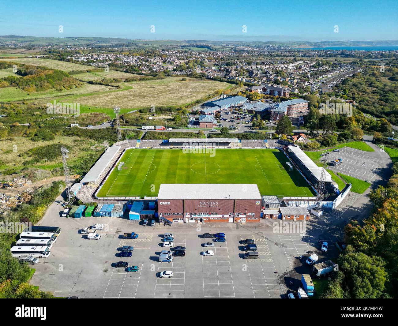 Weymouth, Dorset, Großbritannien. 18.. Oktober 2022. Allgemeiner Blick aus der Luft des Bob Lucas Stadium in Weymouth in Dorset, Heimstadion des Weymouth Football Club. Weymouth wurde zu Hause mit EFL League 2 Club AFC Wimbledon in der Runde des Emirates FA Cup 1. gezogen. Sie erreichten zuletzt die erste Runde vor 15 Jahren. Das Team spielt derzeit in der National League South. Bildnachweis: Graham Hunt/Alamy Live News Stockfoto