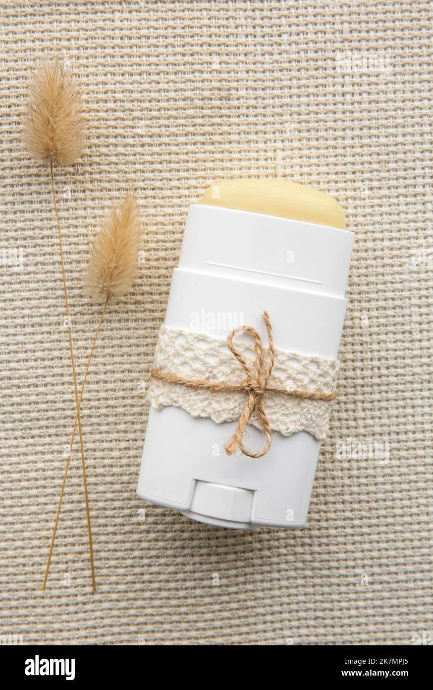 Hausgemachter Deodorant-Stick mit allen natürlichen Zutaten Konzept. Flache Ansicht des Nachfüllbehälters mit natürlichem Antitranspirant auf natürlichem Textil. Stockfoto