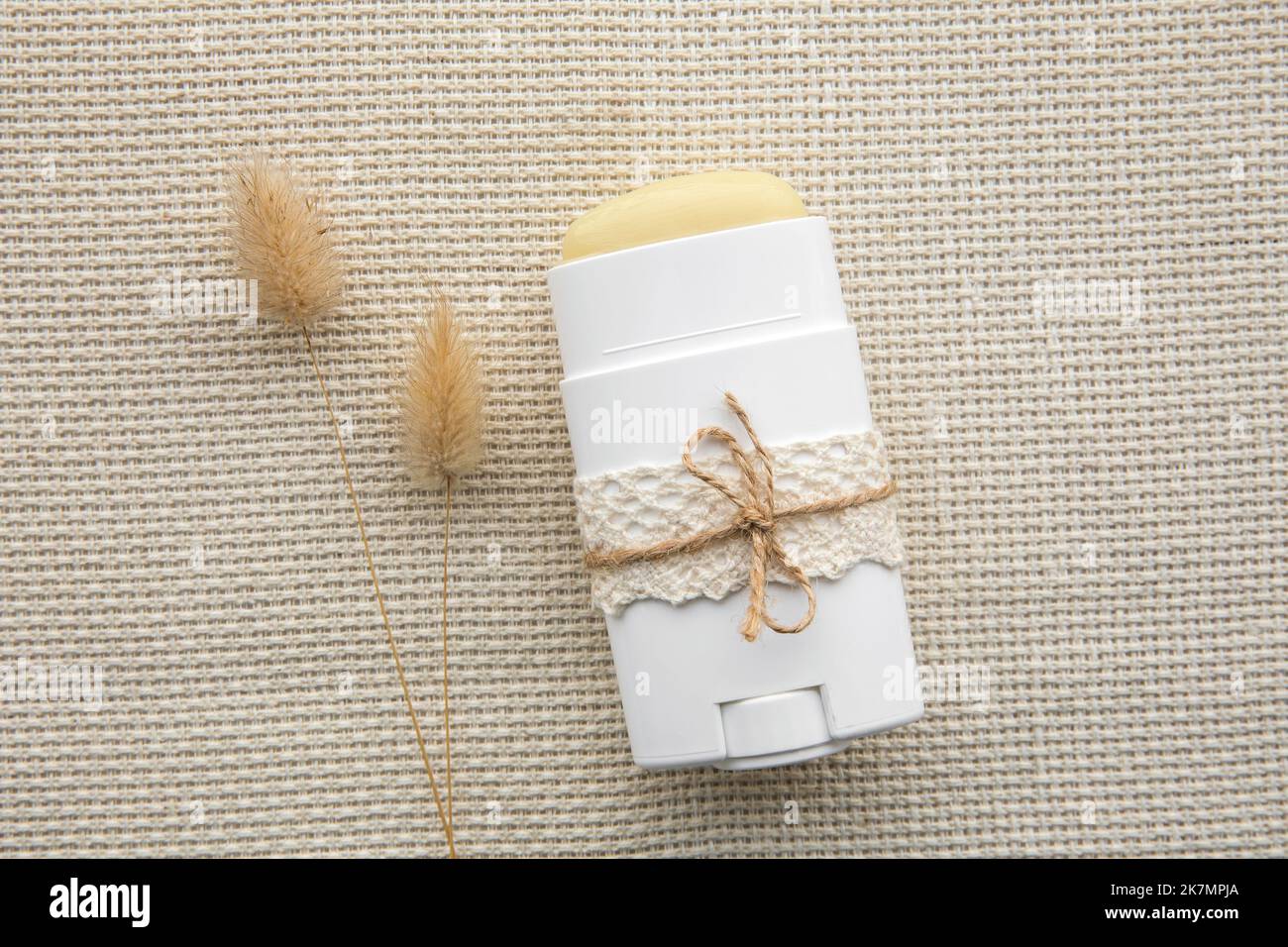 Hausgemachter Deodorant-Stick mit allen natürlichen Zutaten Konzept. Flache Ansicht des Nachfüllbehälters mit natürlichem Antitranspirant auf natürlichem Textil. Stockfoto