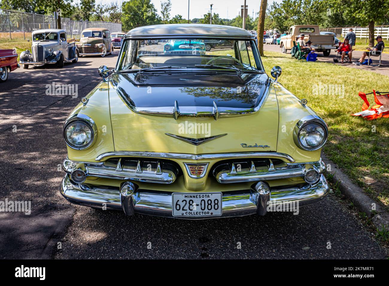 Falcon Heights, MN - 19. Juni 2022: Hochperspektivische Vorderansicht einer Dodge Custom Royal Lancer 4-Türlimousine aus dem Jahr 1956 auf einer lokalen Automobilausstellung. Stockfoto