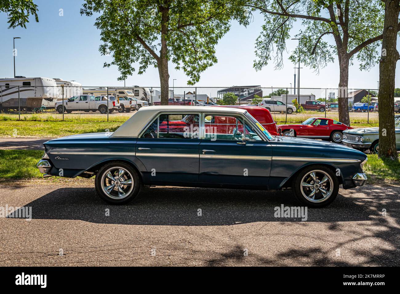 Falcon Heights, MN - 19. Juni 2022: Hochperspektivische Seitenansicht einer 1963 AMC Rambler Classic 770 Limousine auf einer lokalen Automobilausstellung. Stockfoto