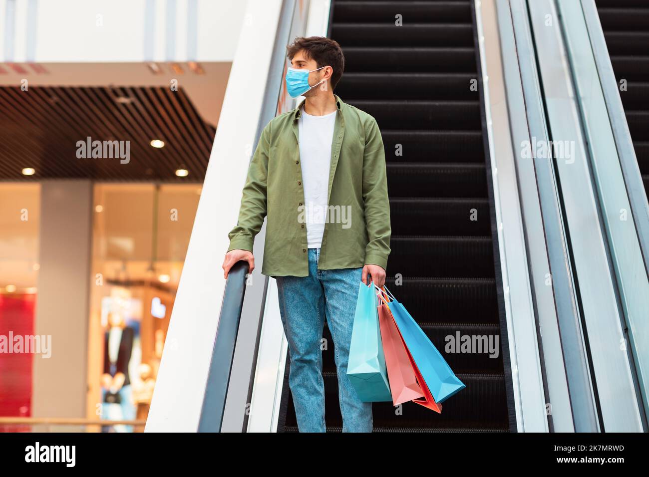 Käufer Mann Einkaufen Tragen Einkaufstaschen Im Modernen Hypermarket Stehen Stockfoto