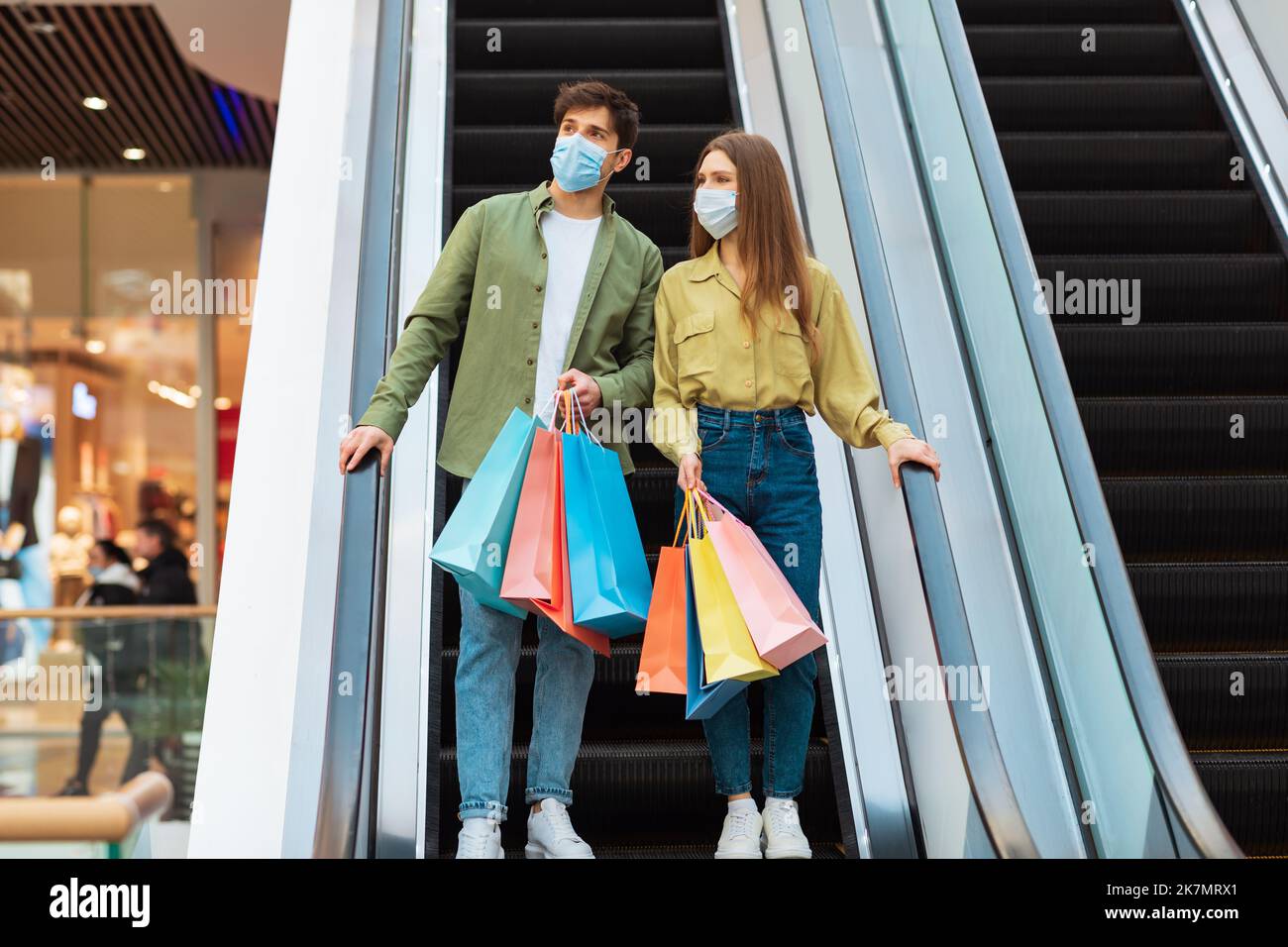 Käufer Paar Shopping Posiert Auf Beweglichen Treppen Im Hypermarket Stockfoto