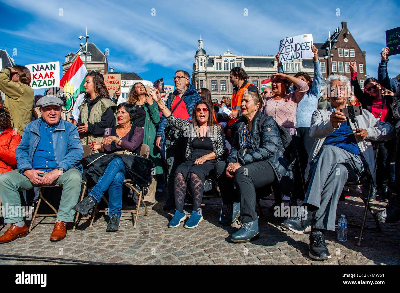 Iranische Menschen werden während der Demonstration laut, während sie sehr wütend und enttäuscht aussehen. Weil heute ein Monat seit dem Tod von Mahsa Amini in Haft ist, Die kurdische, iranische und afghanische Diaspora, die von der Moralpolizei festgenommen wurde, weil sie angeblich ihr Kopftuch zu locker getragen hatte, rief zu einer Kundgebung im Stadtzentrum auf, um gegen das islamische Regime und die allgemeine Unterdrückung von Frauen zu protestieren. Innerhalb des Iran werden die Proteste fortgesetzt, trotz der brutalen Niederschlagung durch Behörden, von denen Iraner für Justiz und Menschenrechte behaupten, dass sie mehr als 200 Menschenleben gekostet haben. (Foto von einem Stockfoto