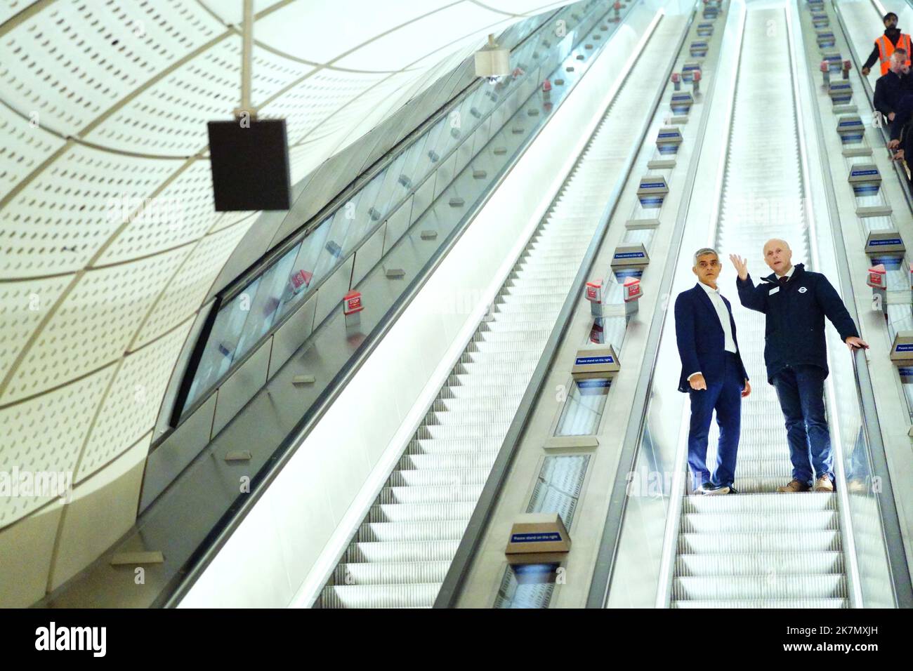 Der Londoner Bürgermeister Sadiq Khan und der TFL-Kommissar Andy Byford fahren eine Rolltreppe entlang, während sie den Bahnhof der Bond Street Elizabeth Line im Zentrum von London besichtigen, der nach mehreren Verzögerungen am 24. Oktober eröffnet werden soll. Bilddatum: Dienstag, 18. Oktober 2022. Stockfoto