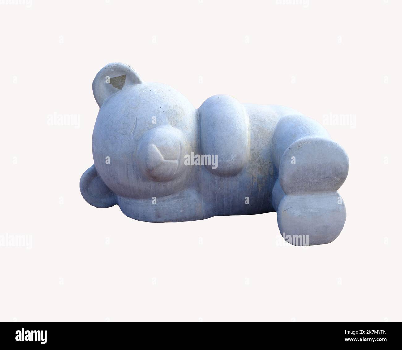 Eine Betonskulptur eines schlafenden Bären auf weißem Hintergrund. Stockfoto