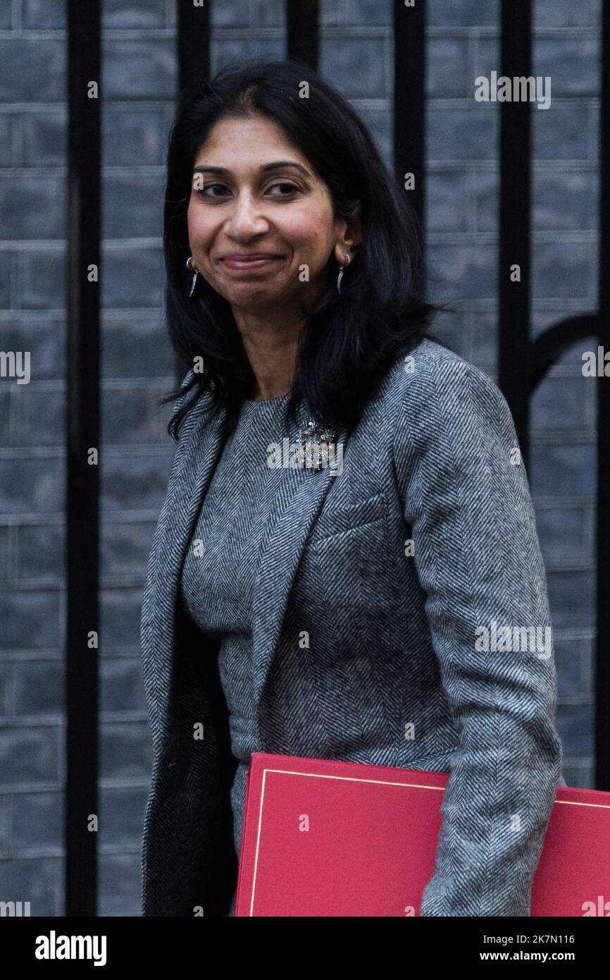London, Großbritannien. 18.. Oktober 2022. Die Staatssekretärin für das Innenministerium Suella Braverman kommt in der Downing Street an, um an der wöchentlichen Kabinettssitzung unter dem Vorsitz von Premierminister Liz Truss teilzunehmen. Quelle: Wiktor Szymanowicz/Alamy Live News Stockfoto
