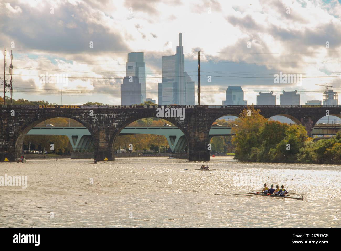Blick auf den Schuylkill River mit Bogenbrücke und Stadtgebäuden im Hintergrund. Philadelphia, USA. Stockfoto