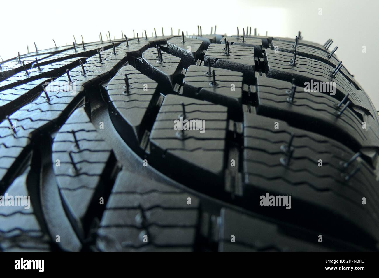 Laufflächenprofil Bausteine und Nuten des neuen Fahrzeugs reifen Makroaufnahme Stockfoto