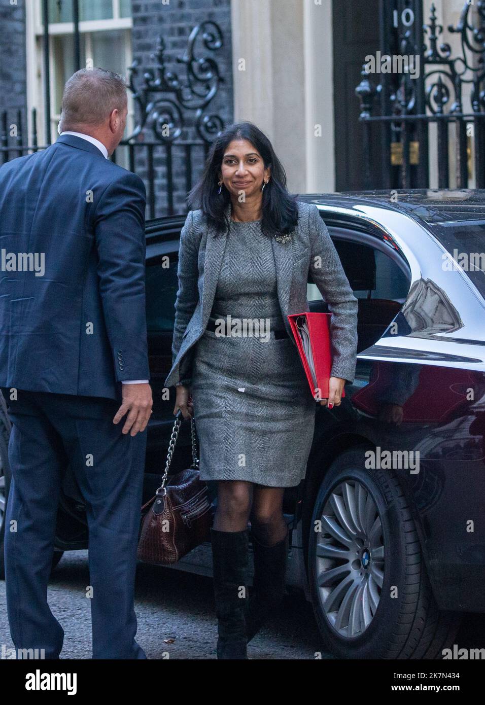 London, England, Großbritannien. 18. Oktober 2022. Die Staatssekretärin für das Innenministerium SUELLA BRAVERMAN wird vor der Downing Street 10 gesehen, als sich das Kabinett trifft. (Bild: © Tayfun Salci/ZUMA Press Wire) Bild: ZUMA Press, Inc./Alamy Live News Stockfoto